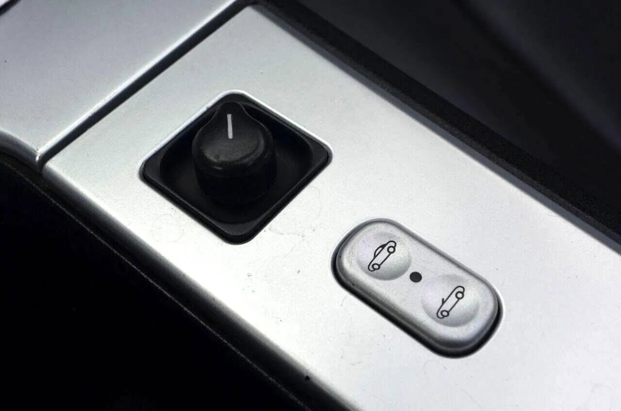 Used 2005 Chrysler Crossfire Limited image 33