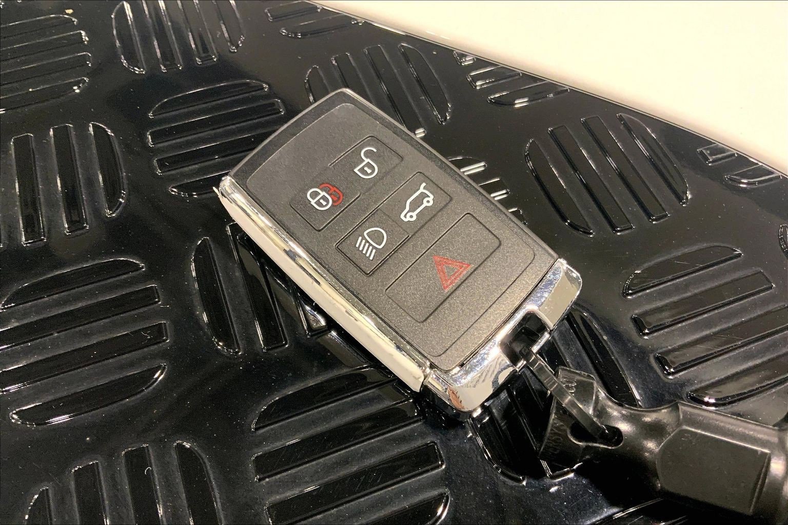 Used 2025 Land Rover Defender 130 X-Dynamic SE image 13