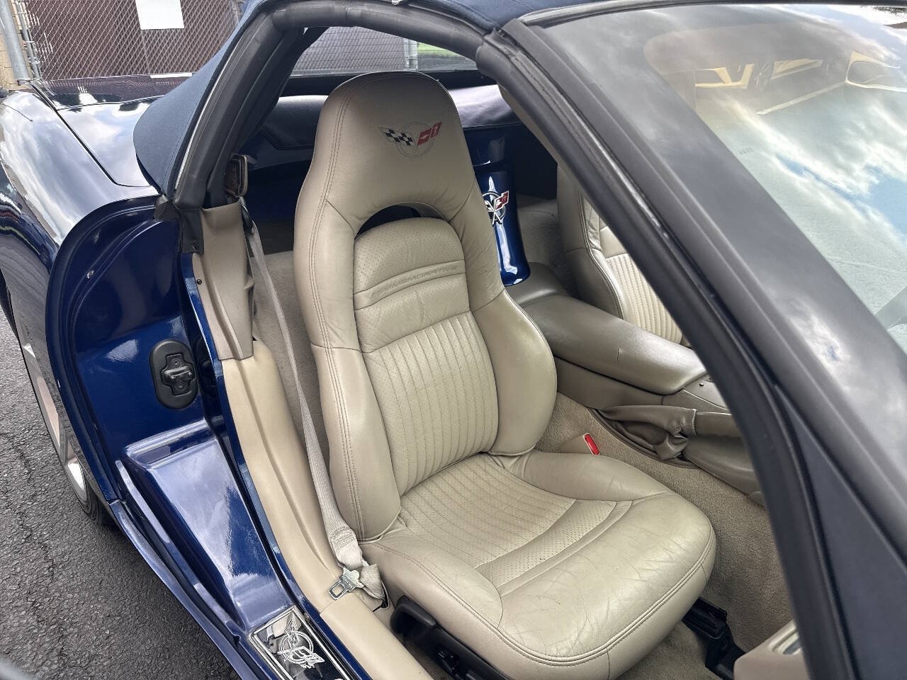 Used 2004 Chevrolet Corvette Convertible w/ Preferred Equipment Group RWD image 31