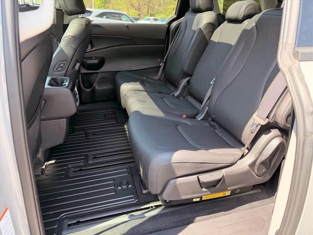 Used 2025 Kia Carnival SX w/ SX Dark Edition Package FWD image 10
