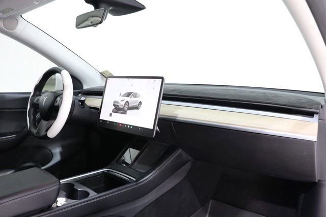 Used 2022 Tesla Model Y Long Range image 14