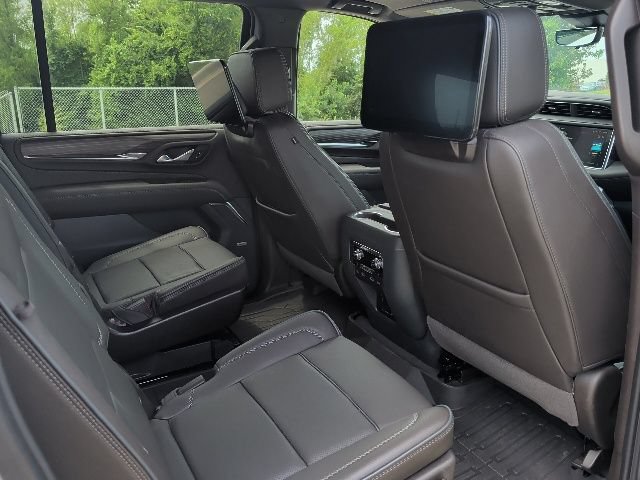 Used 2024 GMC Yukon XL Denali w/ Denali Reserve Package AWD/4WD image 10
