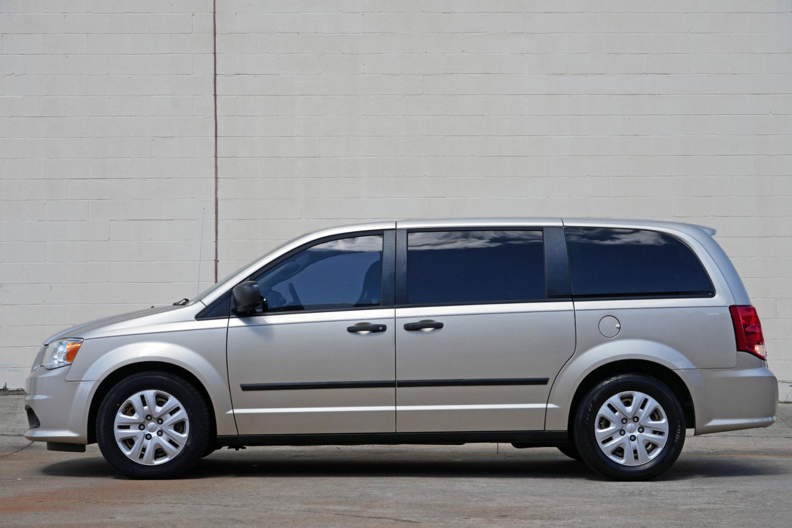 Used 2015 Dodge Grand Caravan American Value Package w/ UConnect Hands-Free Group FWD image 8