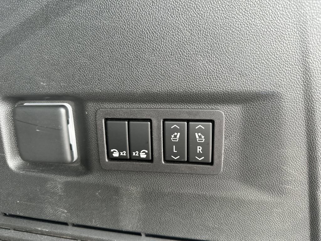 Certified 2024 Chevrolet Tahoe High Country AWD/4WD image 34