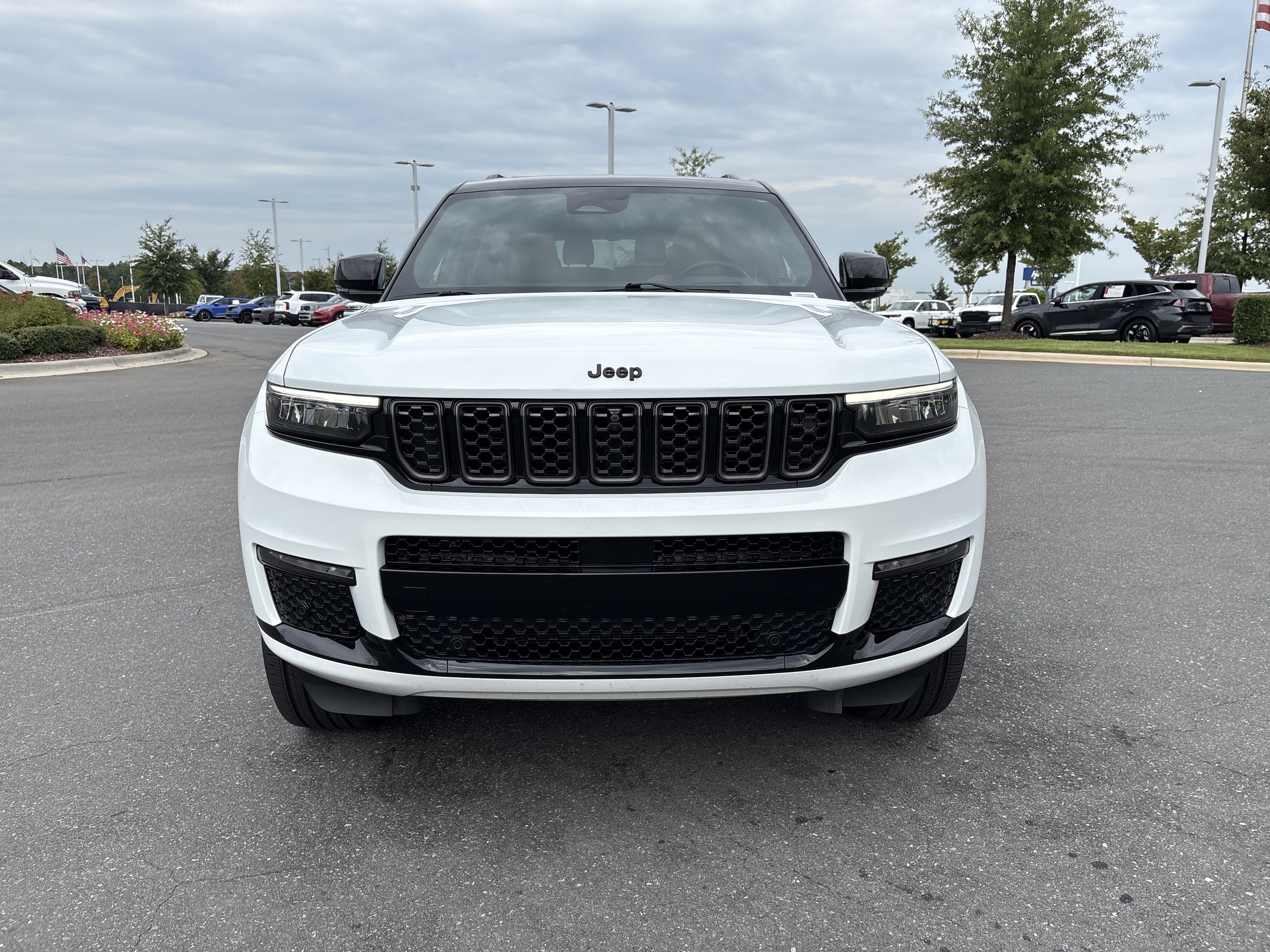 Used 2025 Jeep Grand Cherokee L Summit AWD/4WD image 3