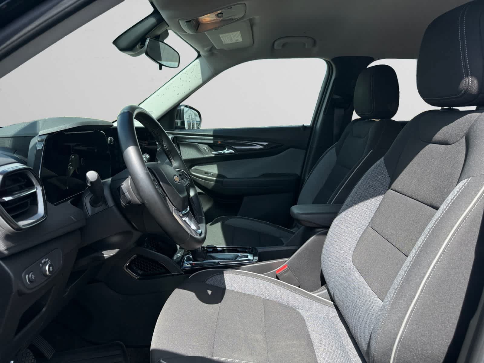 Used 2024 Chevrolet TrailBlazer LT w/ LT Cold Weather Package FWD image 9