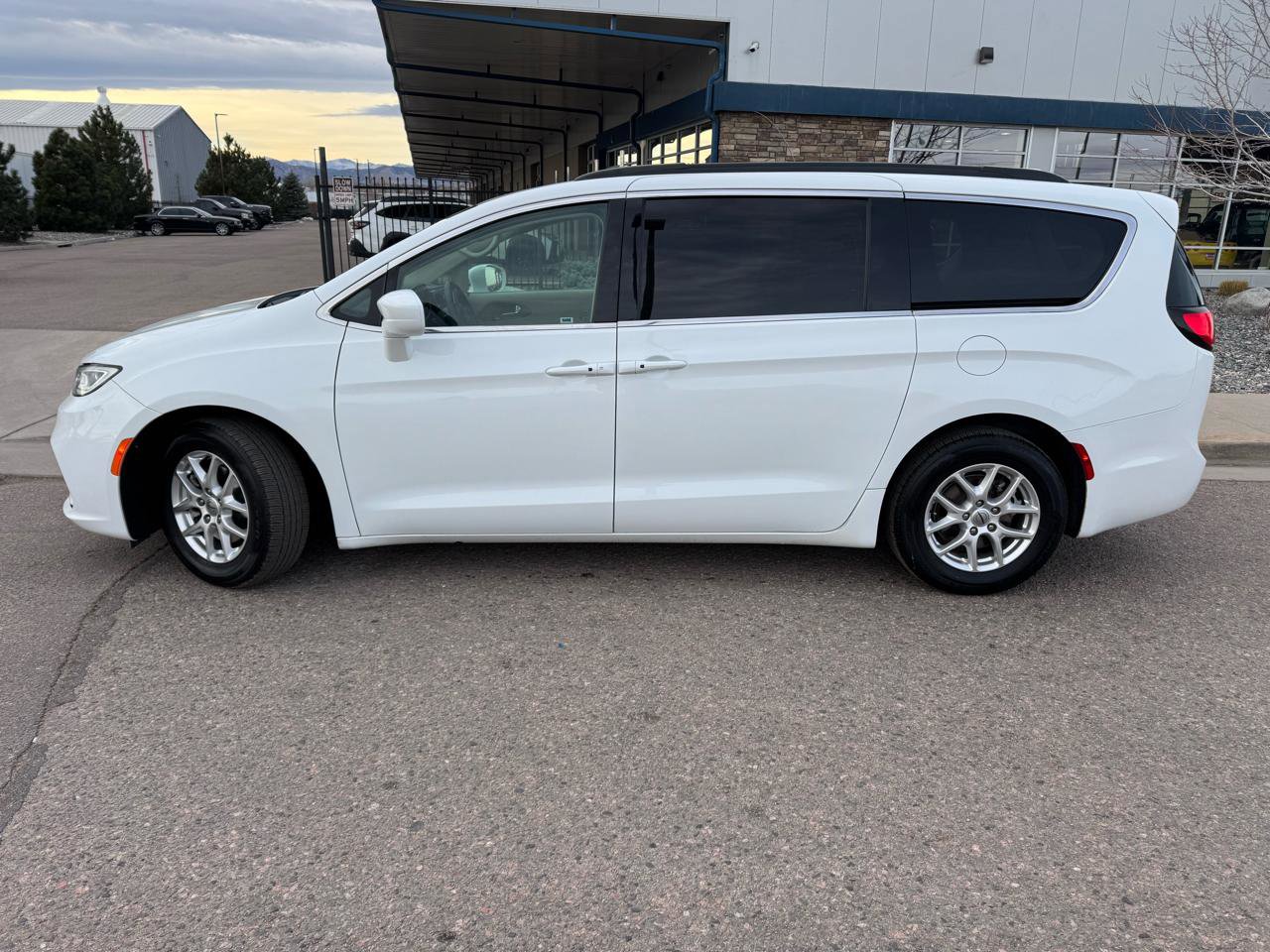 Used 2022 Chrysler Pacifica Touring-L image 2