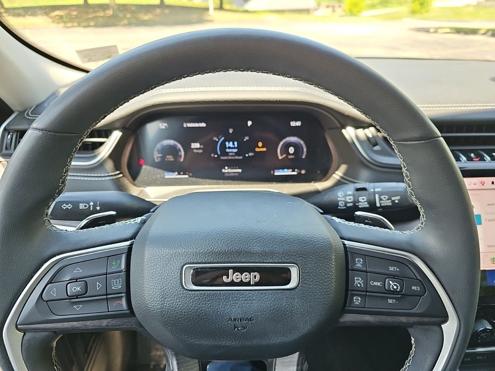 Used 2023 Jeep Grand Cherokee Limited w/ Luxury Tech Group II AWD/4WD image 22