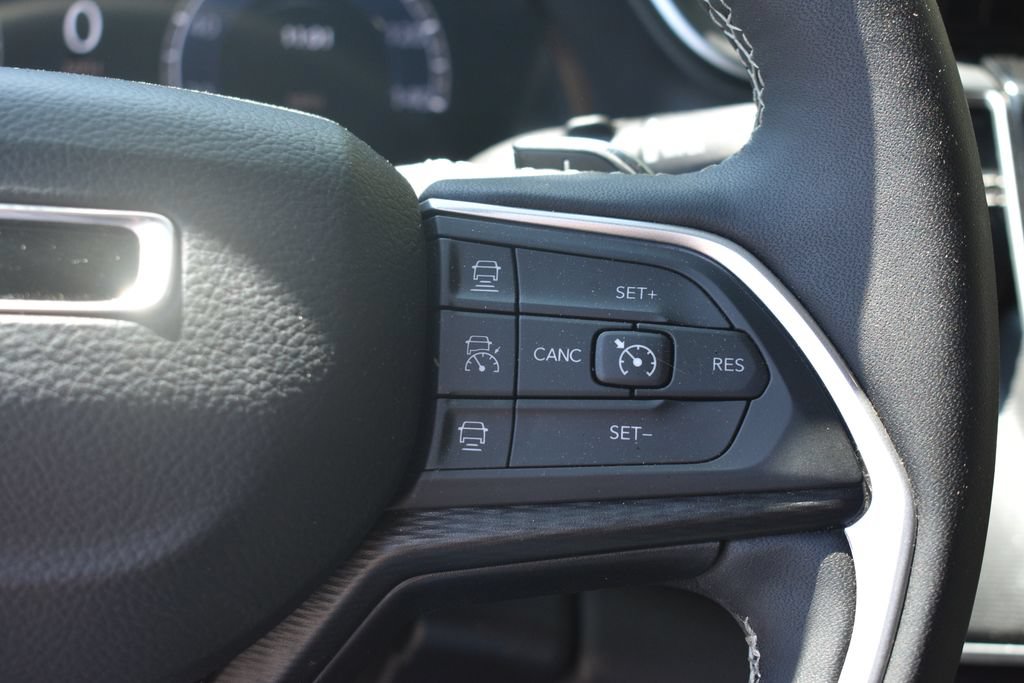 Used 2025 Jeep Grand Cherokee Altitude AWD/4WD image 15