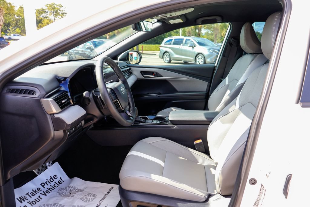 Used 2025 Toyota Camry SE w/ Multimedia Upgrade Package FWD image 9