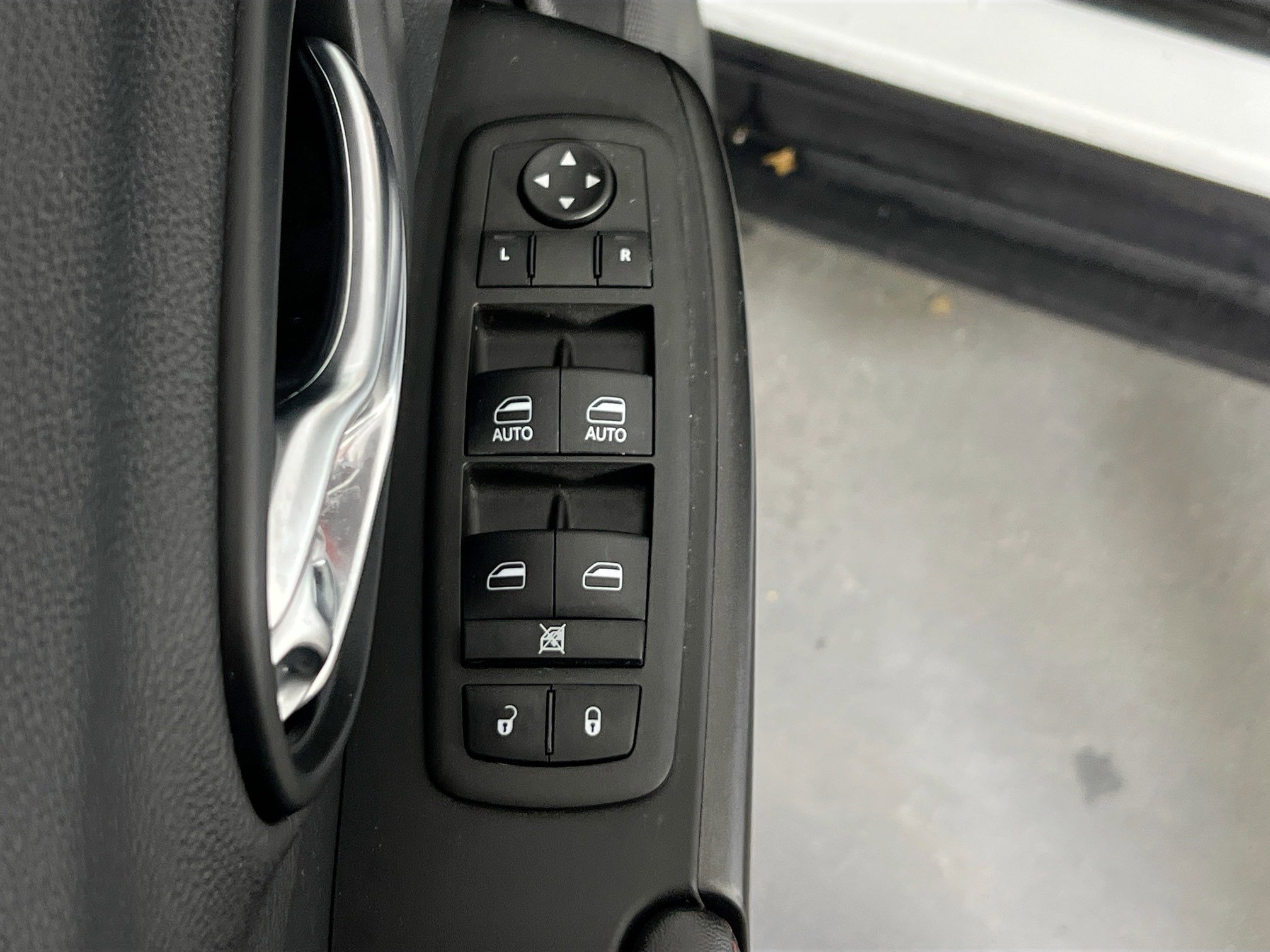 Used 2022 Jeep Cherokee Trailhawk w/ Technology Group B AWD/4WD image 17