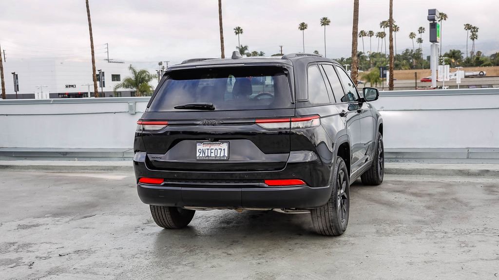 Used 2025 Jeep Grand Cherokee Altitude AWD/4WD image 9