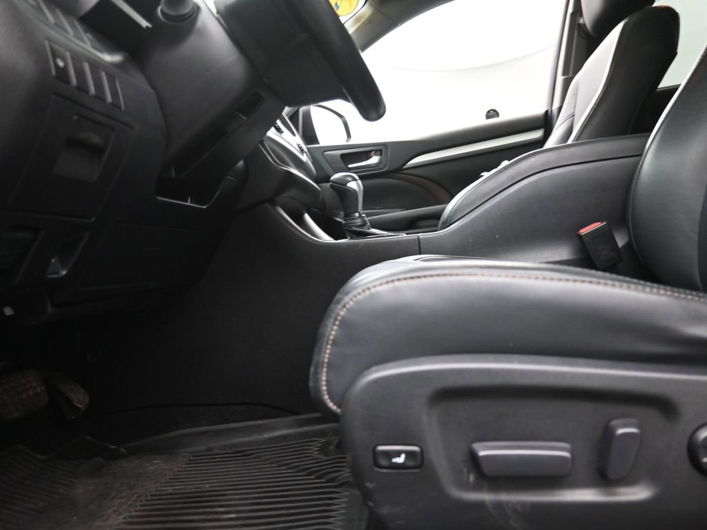 Used 2018 Toyota Highlander XLE image 15