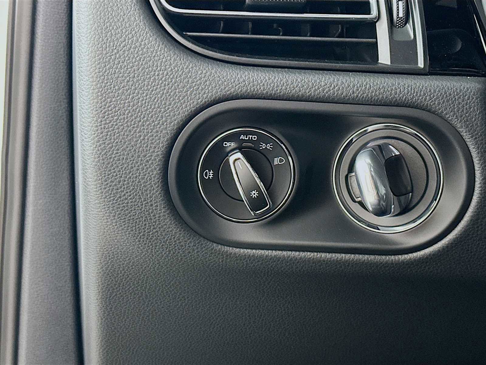 New 2025 Porsche Macan image 13