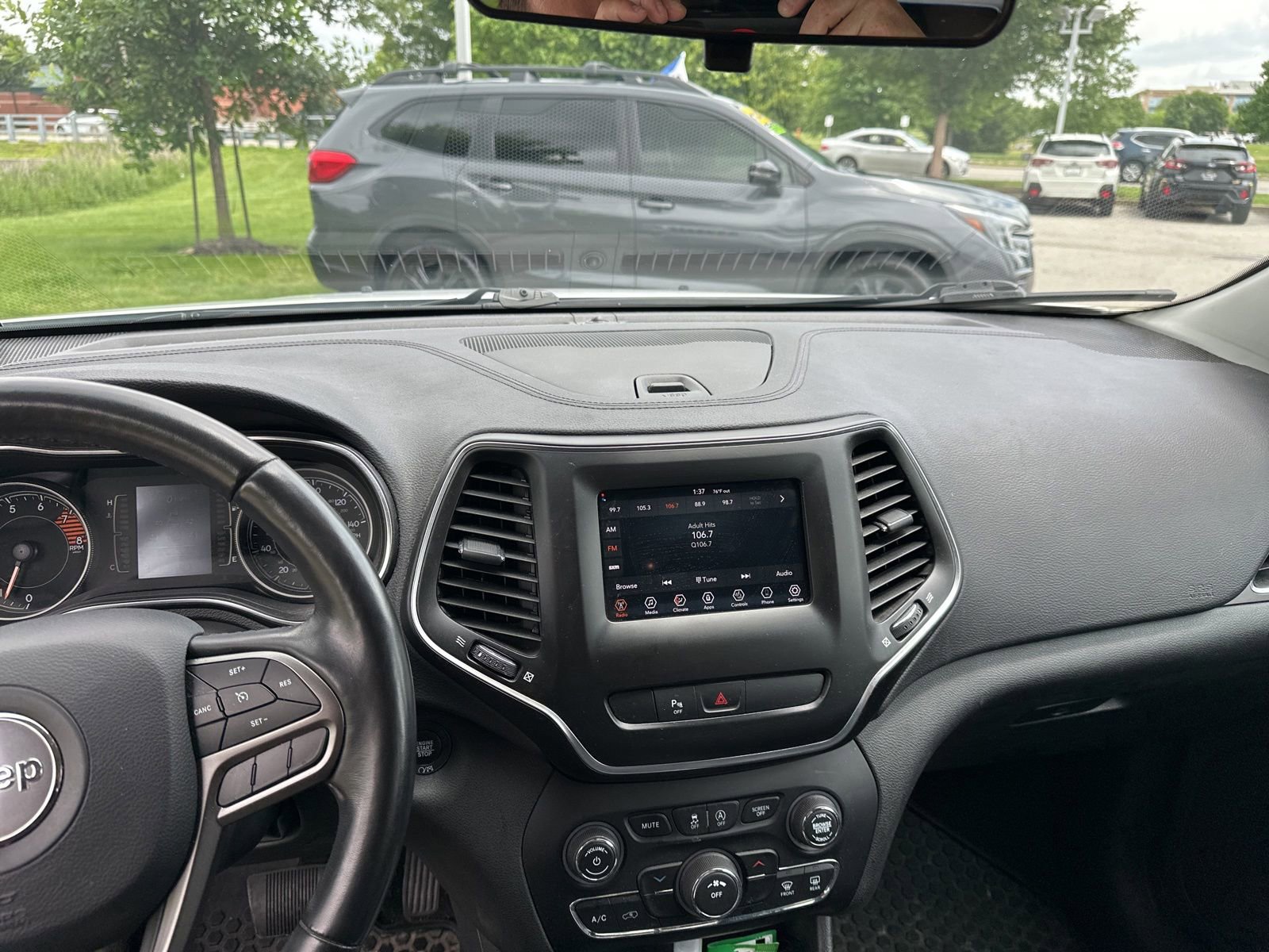Used 2019 Jeep Cherokee Latitude Plus w/ Cold Weather Group AWD/4WD image 9