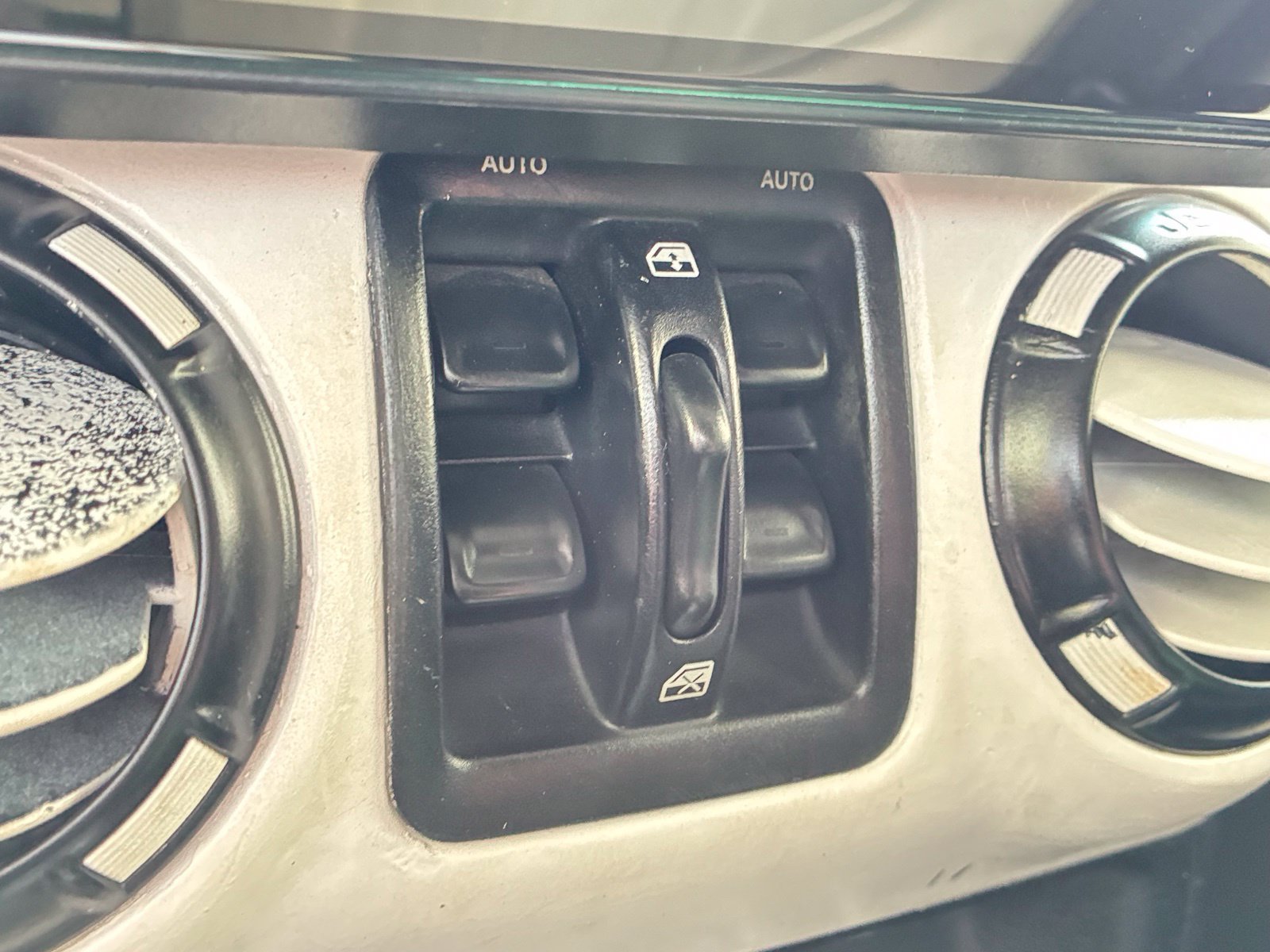 Used 2015 Jeep Wrangler Unlimited Sahara w/ Connectivity Group AWD/4WD image 19