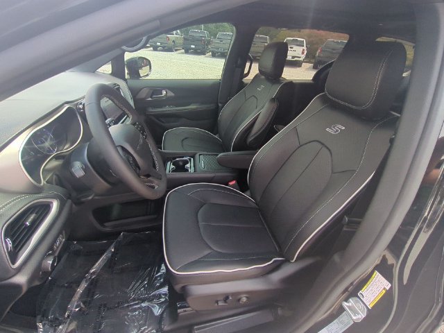 New 2027 Chrysler Pacifica Limited w/ Family Tech Group FWD image 16
