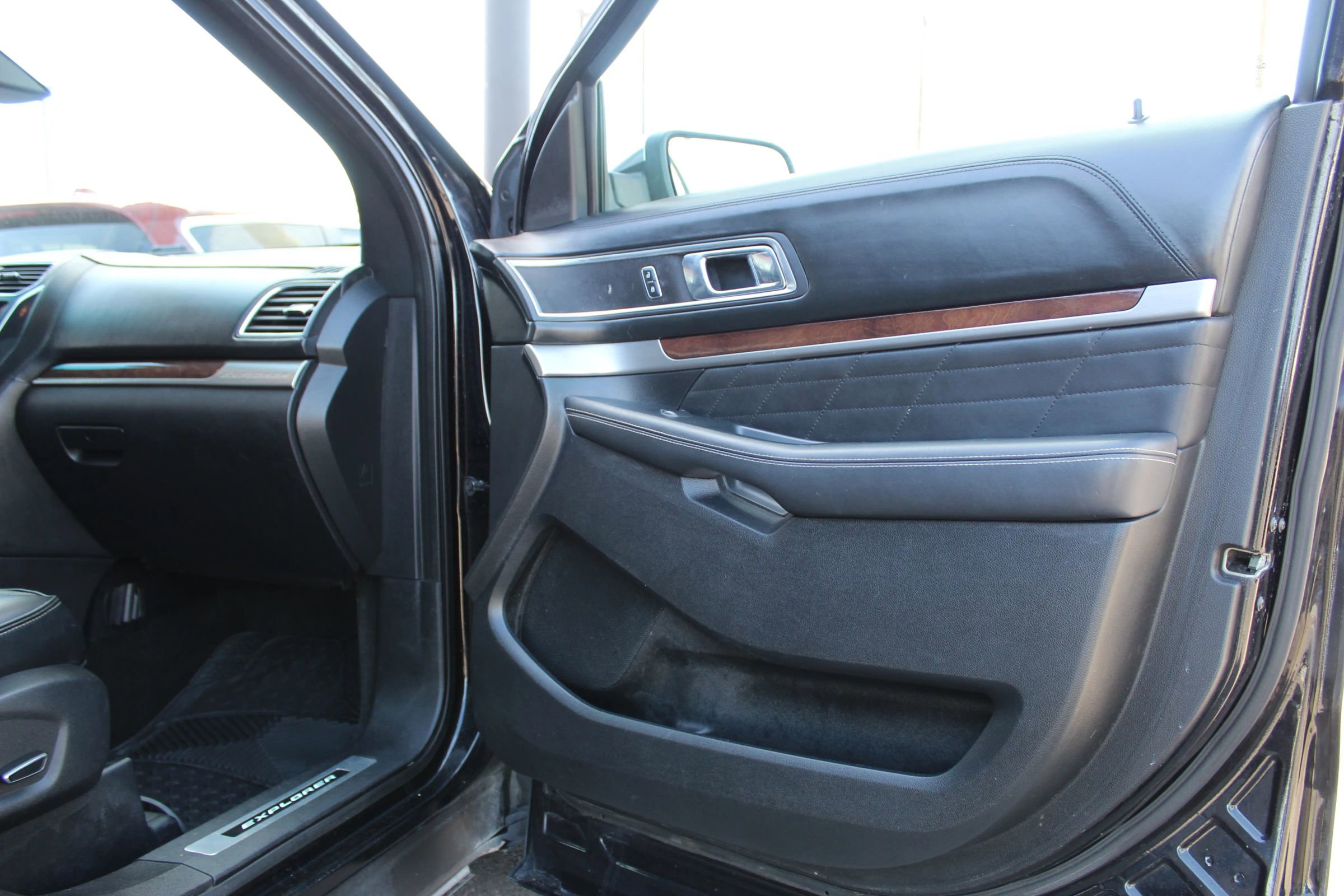 Used 2016 Ford Explorer Platinum AWD/4WD image 13