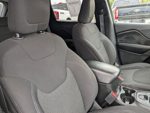 Used 2019 Jeep Cherokee Latitude w/ Popular Appearance Group FWD image 13