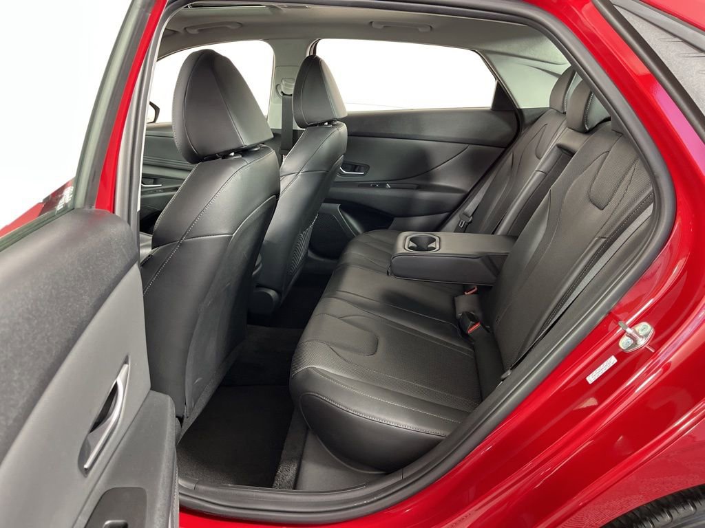 Used 2022 Hyundai Elantra Limited w/ Preferred Accessory Package image 25