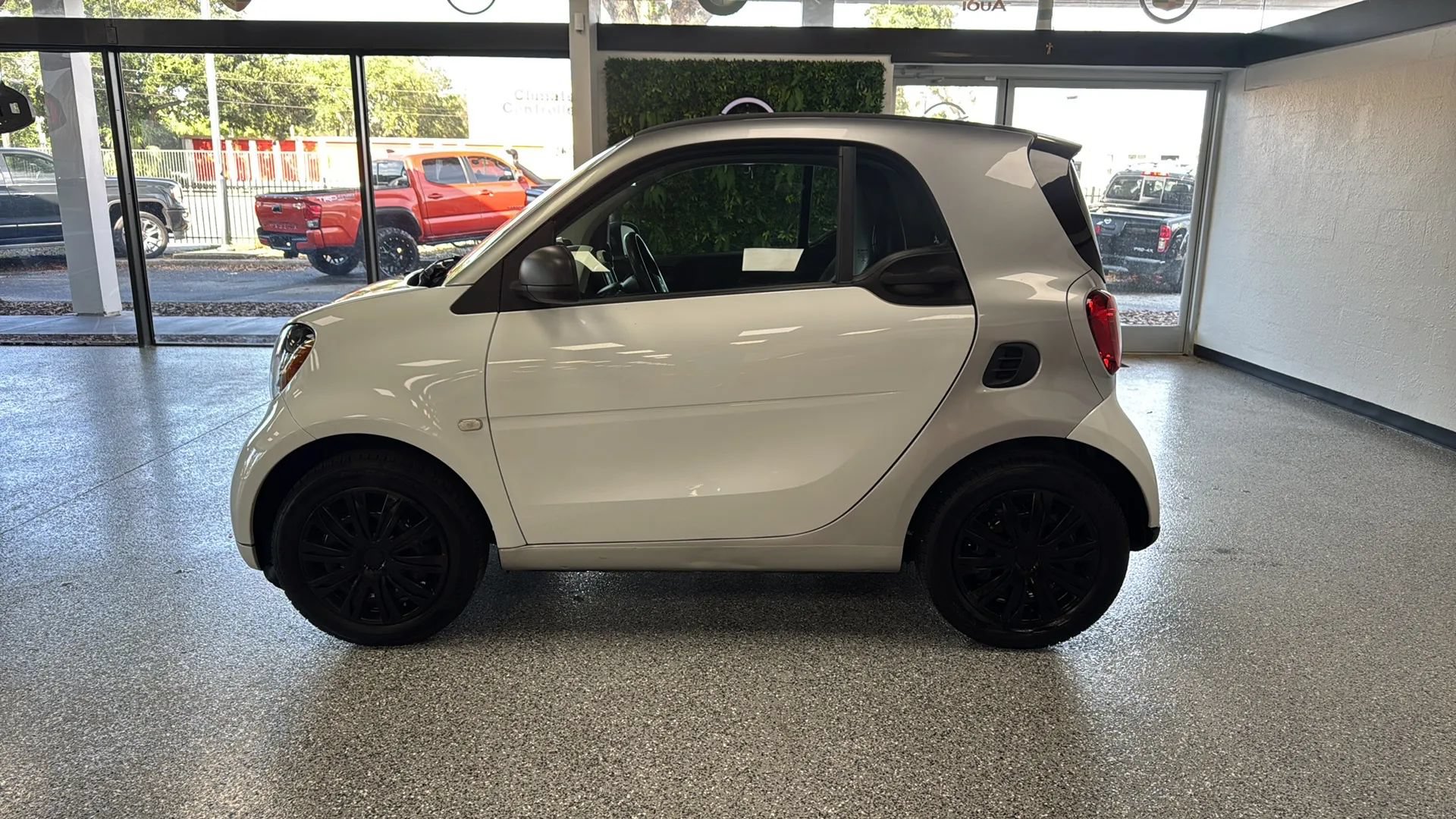 Used 2017 smart fortwo pure RWD image 2