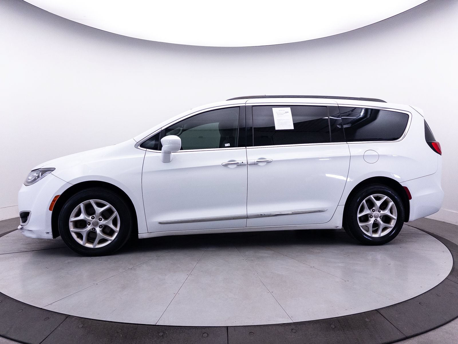 Used 2017 Chrysler Pacifica Touring-L w/ Tire & Wheel Group FWD image 39