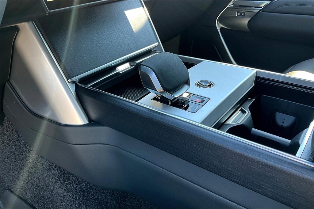 New 2025 Land Rover Range Rover Long Wheelbase SE image 8