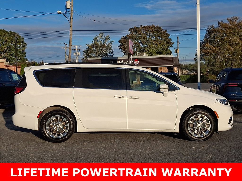 Used 2022 Chrysler Pacifica Touring-L w/ Uconnect Theater Family Group image 7