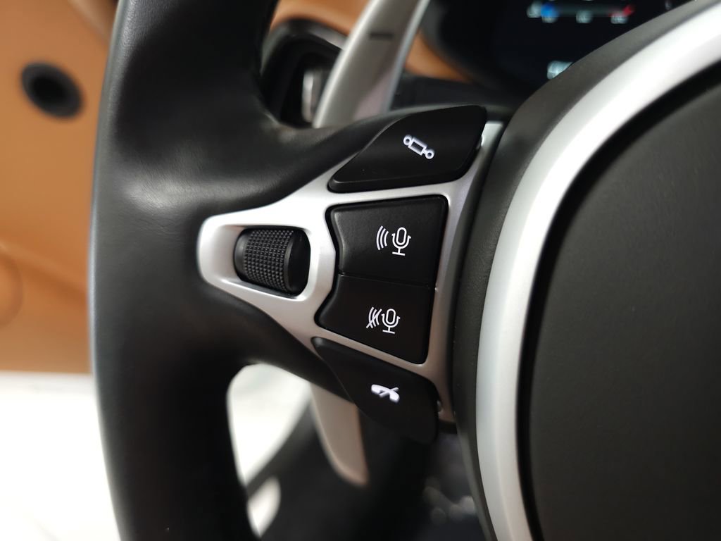 Used 2021 Aston Martin V8 Vantage Roadster RWD image 12