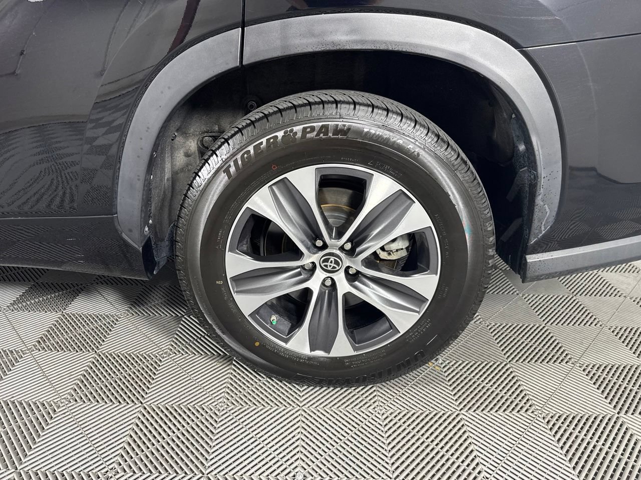 Used 2022 Toyota Highlander XLE FWD image 37