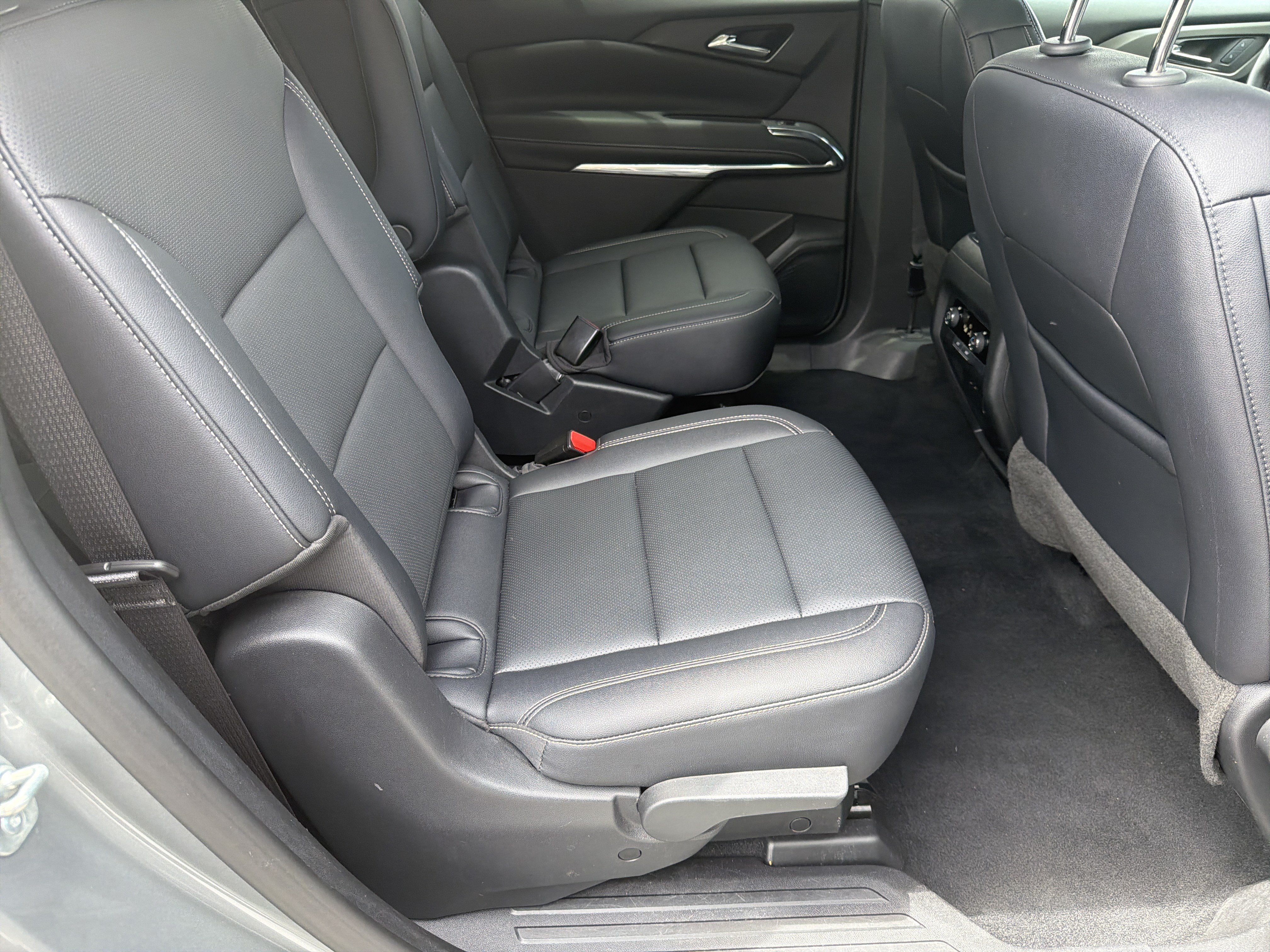 Used 2025 Chevrolet Traverse LT FWD image 18