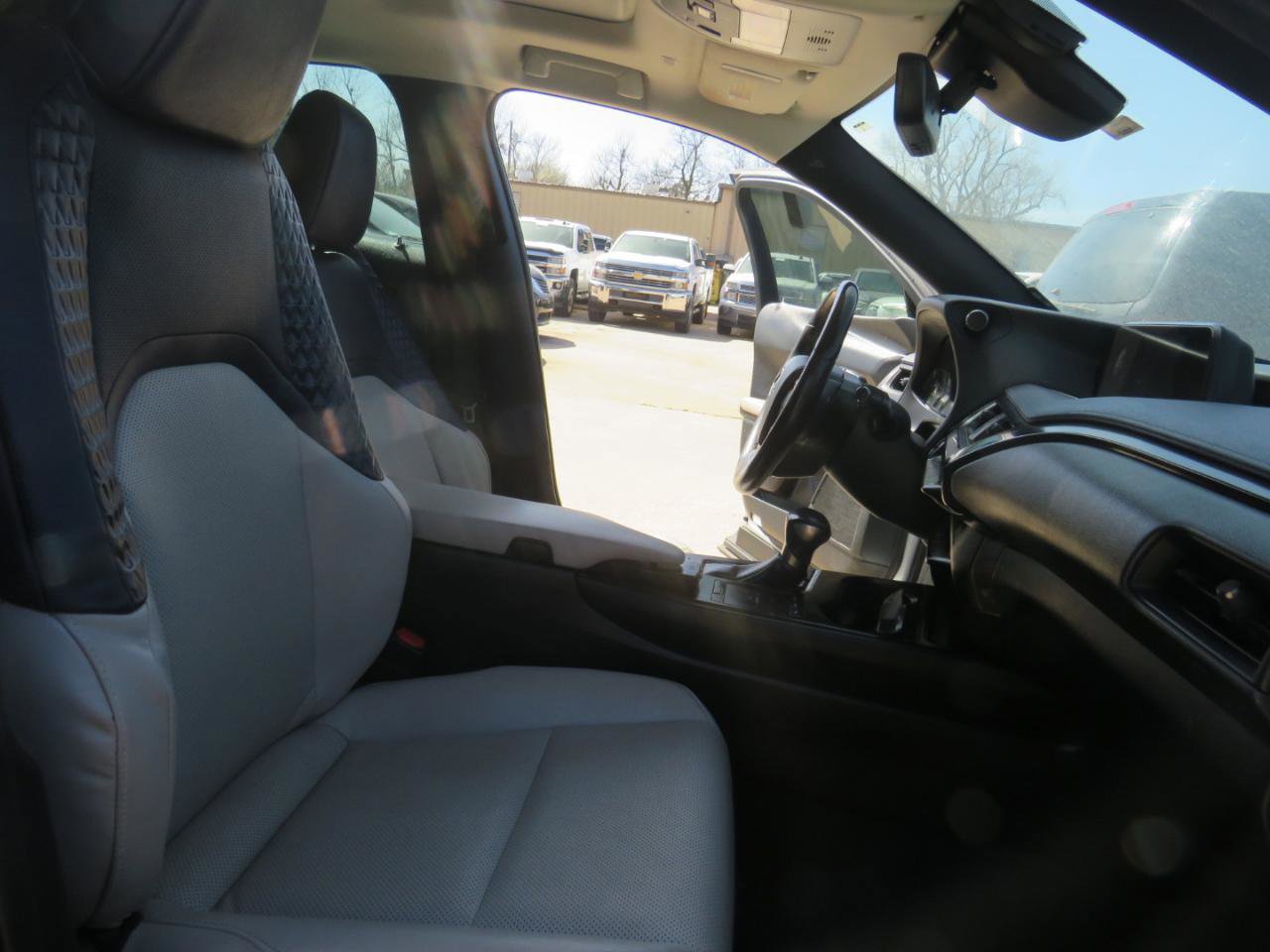 Used 2019 Lexus UX 200 Base image 2