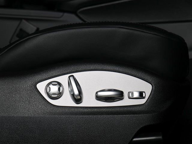 Certified 2026 Porsche Macan AWD/4WD image 32