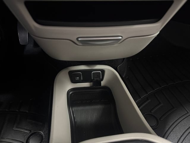 Used 2019 Chrysler Pacifica Limited w/ Tire & Wheel Group FWD image 16