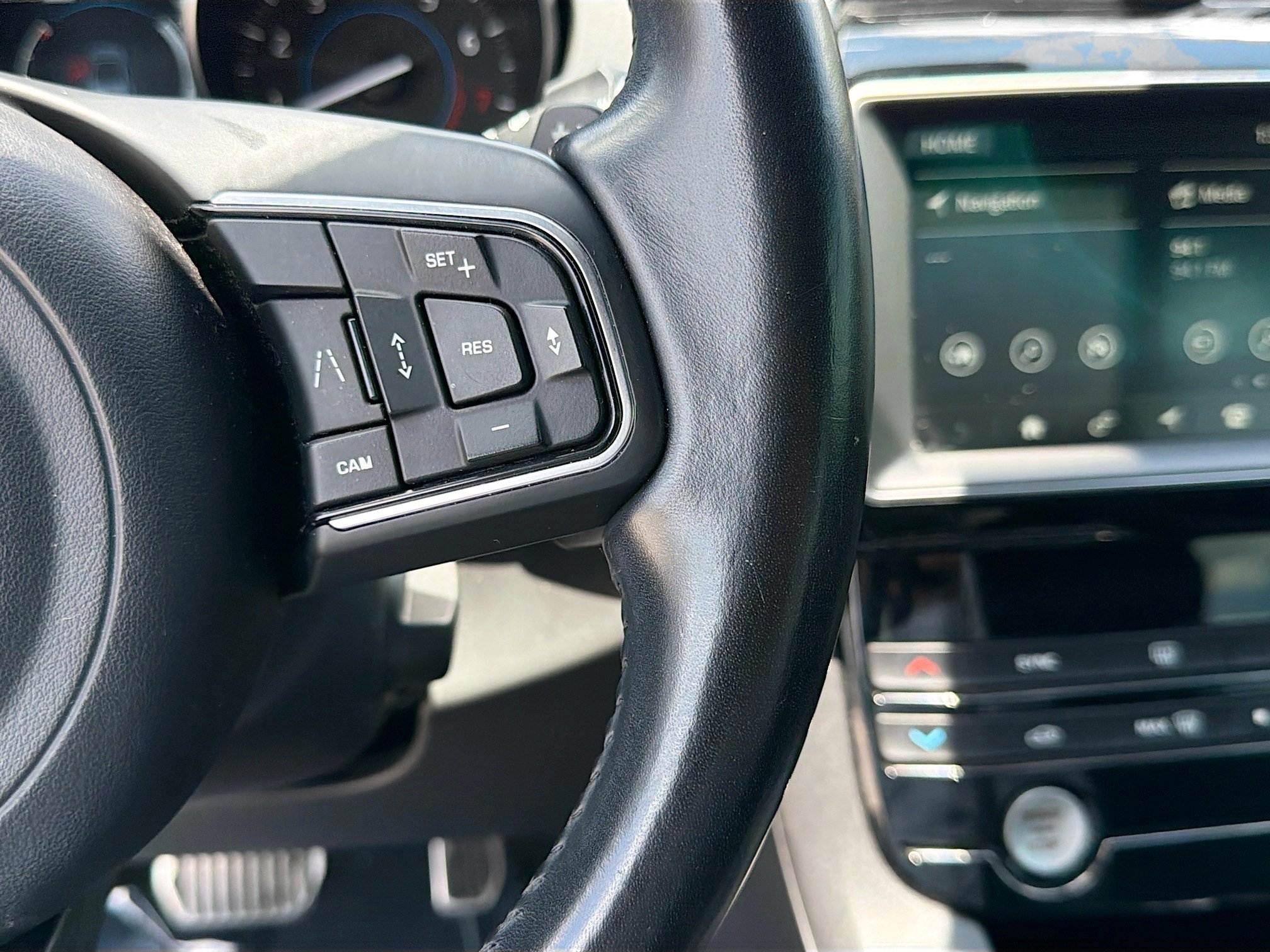 Used 2019 Jaguar F-PACE Premium AWD/4WD image 36