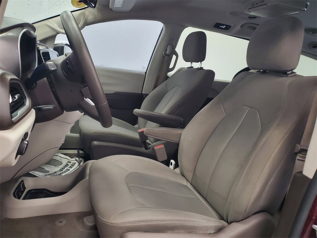 Used 2017 Chrysler Pacifica Touring image 5