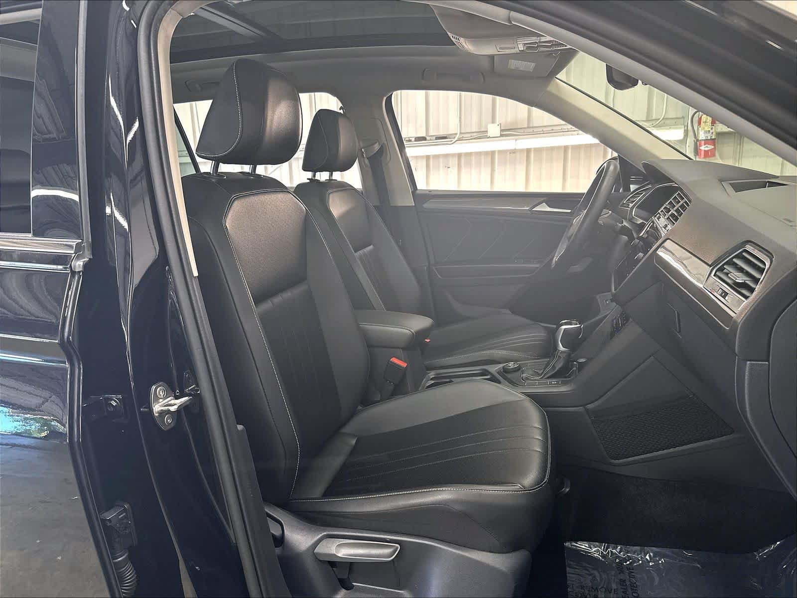 Used 2024 Volkswagen Tiguan SE w/ Panoramic Sunroof Package AWD/4WD image 32