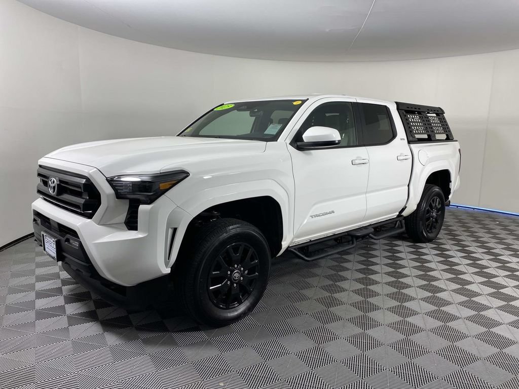 Used 2025 Toyota Tacoma SR5 AWD/4WD image 4