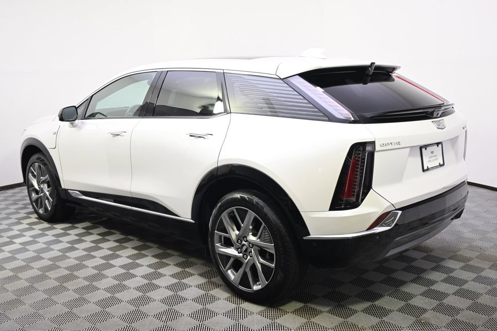 Certified 2025 Cadillac Optiq Luxury 2 w/ LPO, Floor Liner Package AWD/4WD image 3