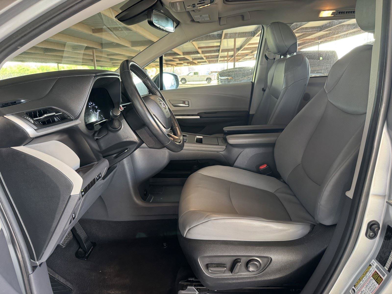 Used 2024 Toyota Sienna XLE FWD image 26