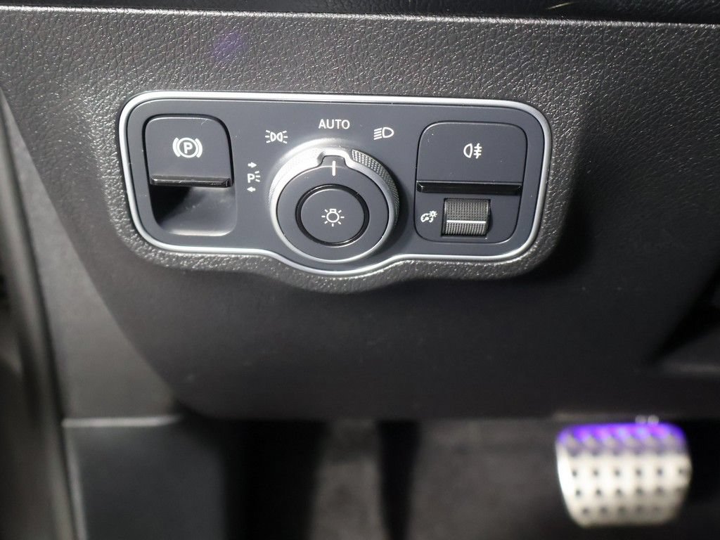Used 2023 Mercedes-Benz GLB 250 w/ AMG Line image 35