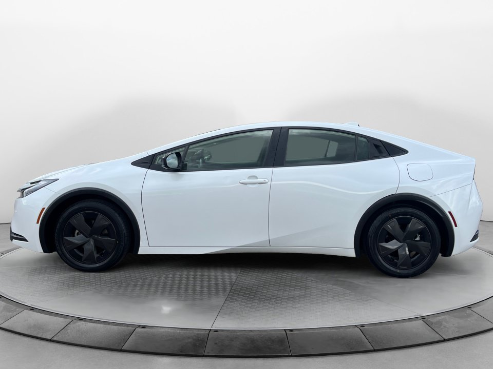 Used 2025 Toyota Prius LE FWD image 4