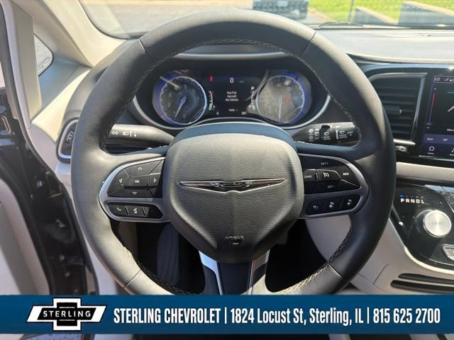 Used 2024 Chrysler Pacifica Touring-L FWD image 17