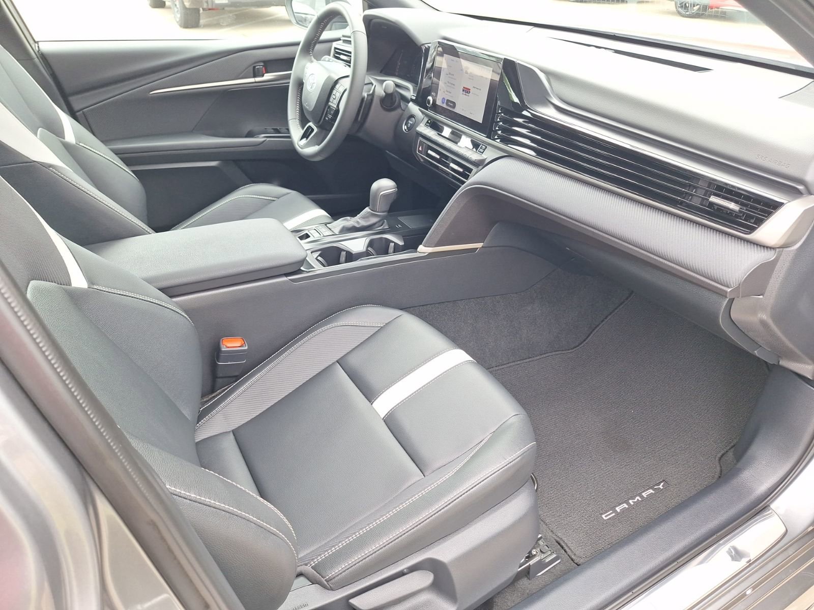 Used 2025 Toyota Camry SE w/ Convenience Package FWD image 32