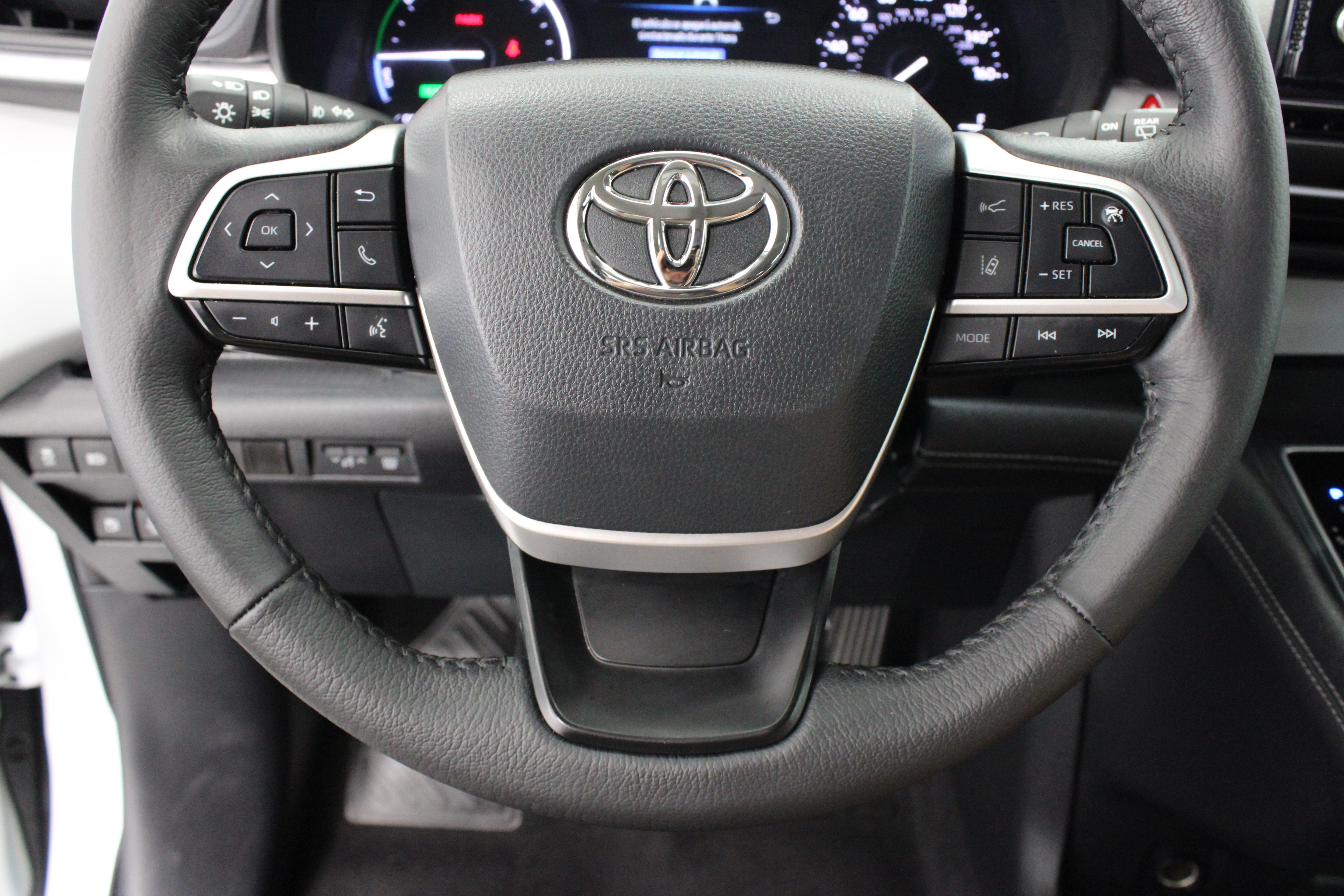 Used 2025 Toyota Sienna XLE FWD image 25