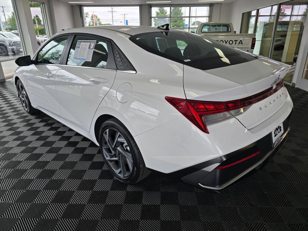 Used 2025 Hyundai Elantra SEL FWD image 5
