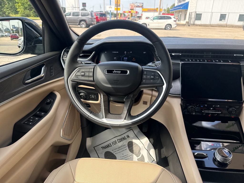 Used 2025 Jeep Grand Cherokee Limited w/ Luxury Tech Group II AWD/4WD image 12