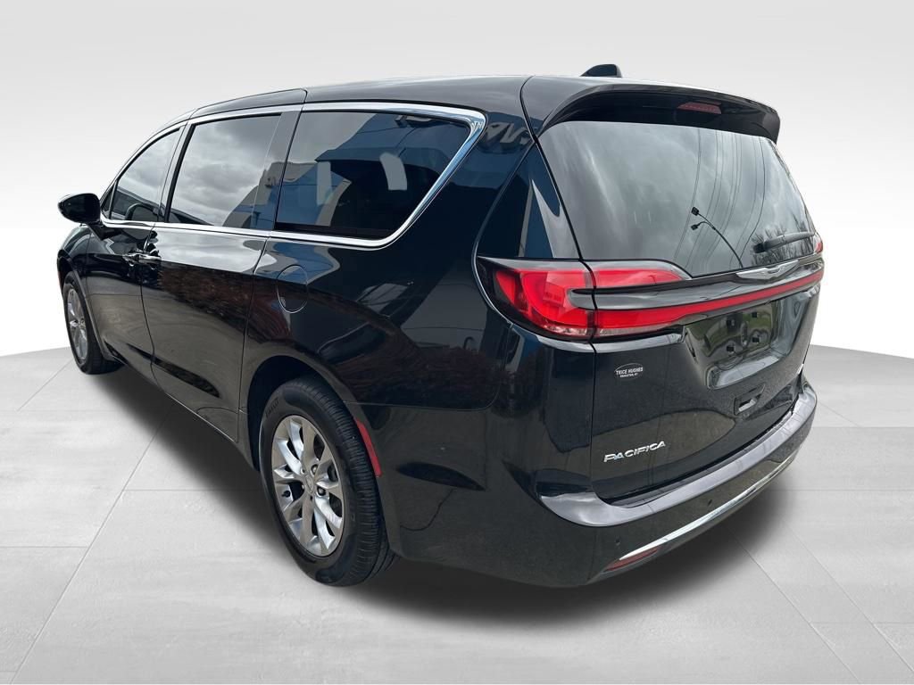 Used 2024 Chrysler Pacifica Touring-L image 7
