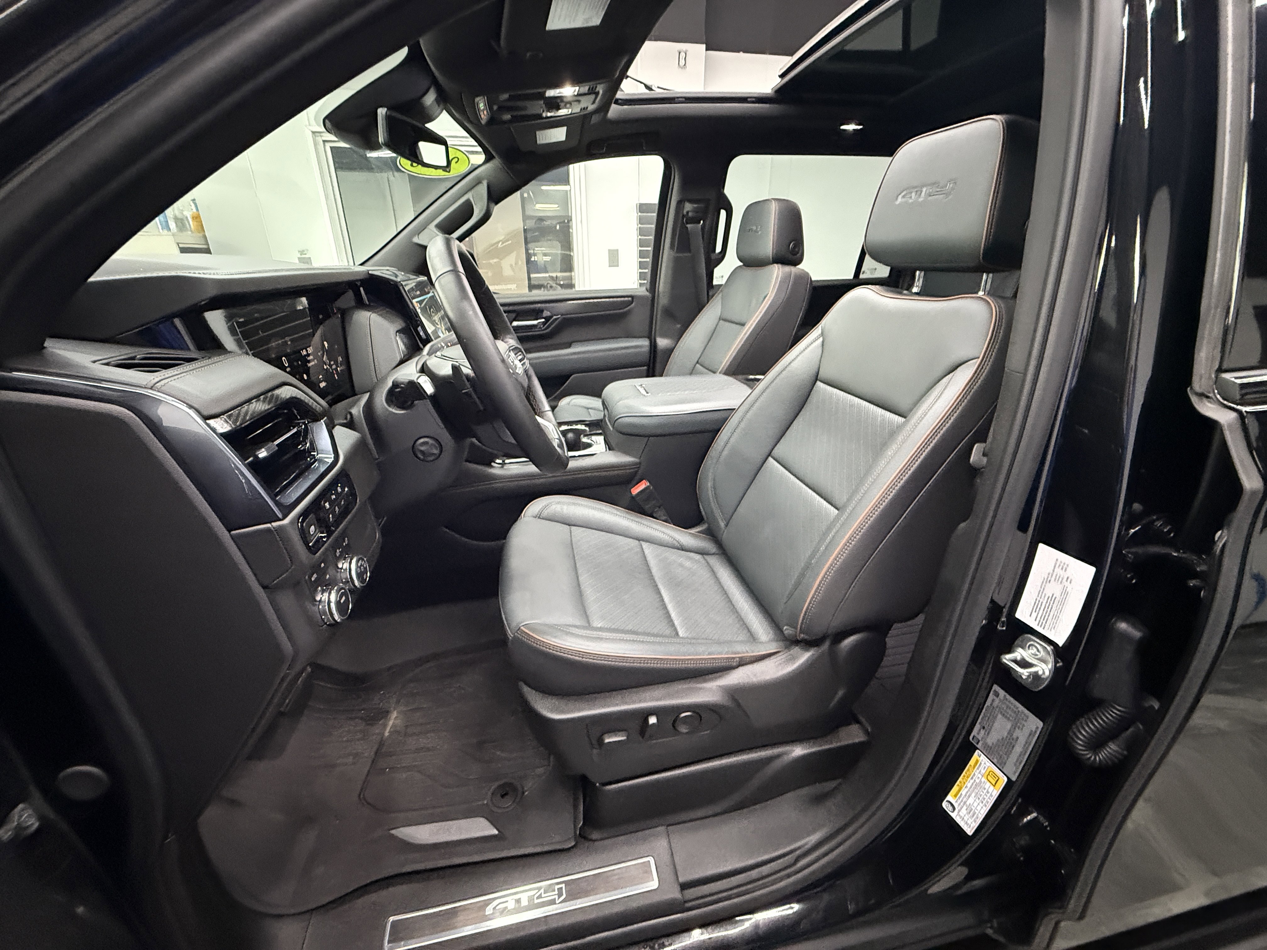 Used 2025 GMC Yukon XL AT4 image 12