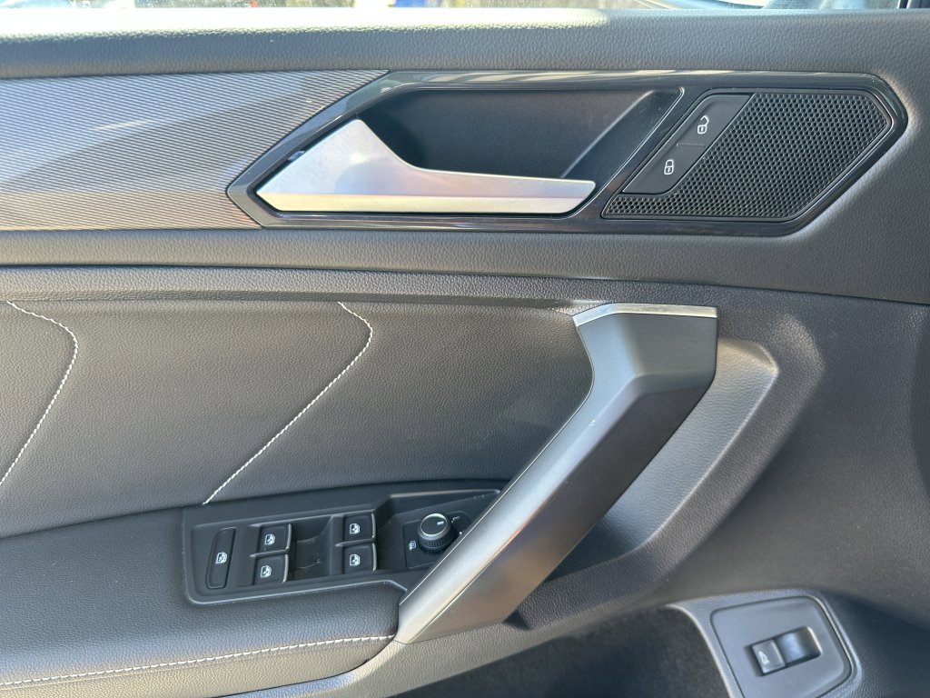 Used 2022 Volkswagen Tiguan SE w/ Panoramic Sunroof Package image 31